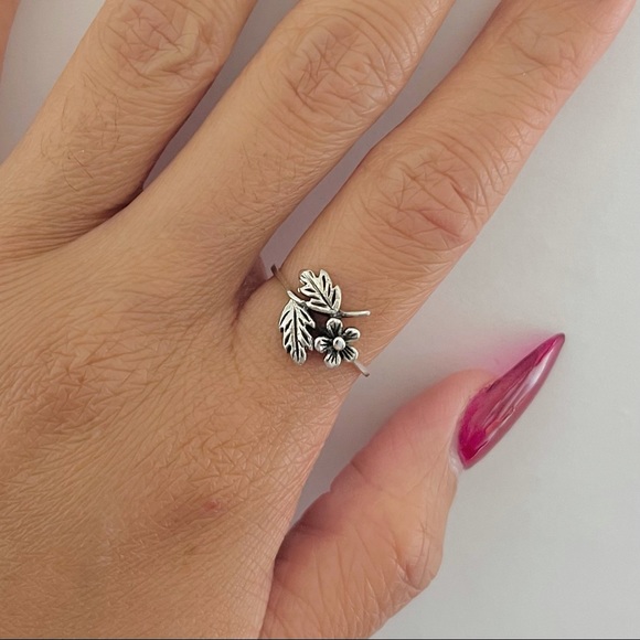 Sterling silver flower with leaves ring, flower ring, leaf ring, silver ring - Picture 5 of 11
